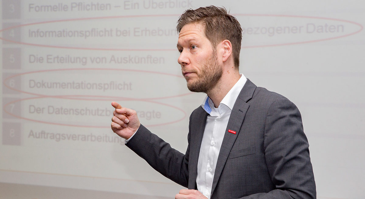 Referent Dr. Markus Peifer beim Vortrag zur neuen DSGVO
