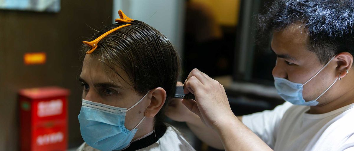Friseur mit Maske