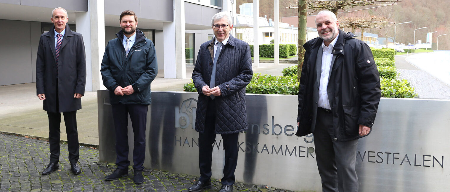 Zu Gast im bbz Arnsberg: Staatssekretär Klaus Kaiser (2.v.r. Staatssekretär Klaus Kaiser 2.v.r. war jetzt zu Besuch im bbz Arnsberg der Handwerkskammer Südwestfalen.