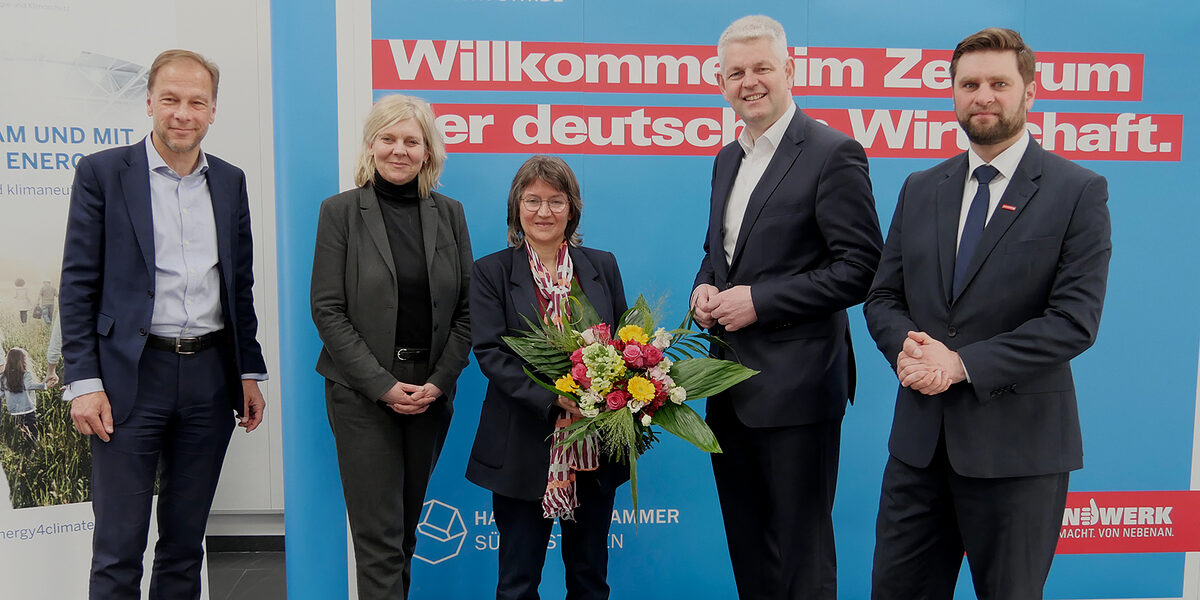 Claudia Mahneke (M.) tritt ihren Job als Klimanetzwerkerin an. Claudia Mahneke (M.) tritt ihren Job als Klimanetzwerkerin an.