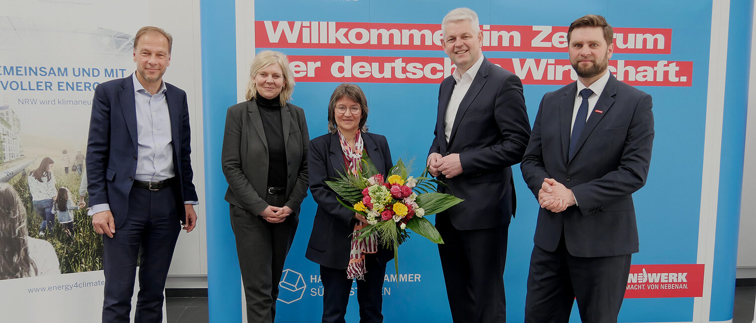 Claudia Mahneke (M.) tritt ihren Job als Klimanetzwerkerin an. 