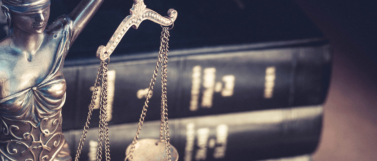 Legla law concept image, scales of justice and books Schlagwort(e): Legal System, Punishment, White Collar Crime, Plaintiff, Intellectual Property, Trial, Courtroom, Sculpture, Criminal, Studying, Law, Backgrounds, Guilt, Scale, Authority, Justice - Concept, Balance, Judgement, Concepts, Business, Lawyer, Judge - Law, Court, Courthouse, Symbol, Book, Verdict