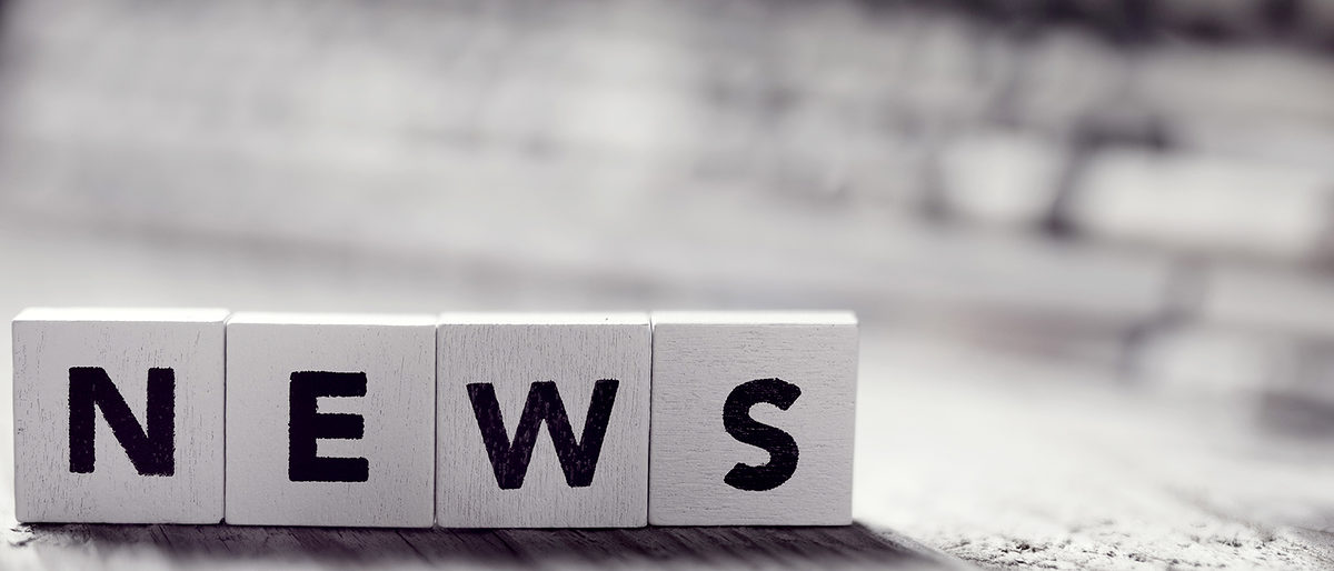 News and newspaper headlines concept for media, journalism, press or newsletter Schlagwort(e): news, newsletter, media, daily, daily newspaper, information, wood, publish