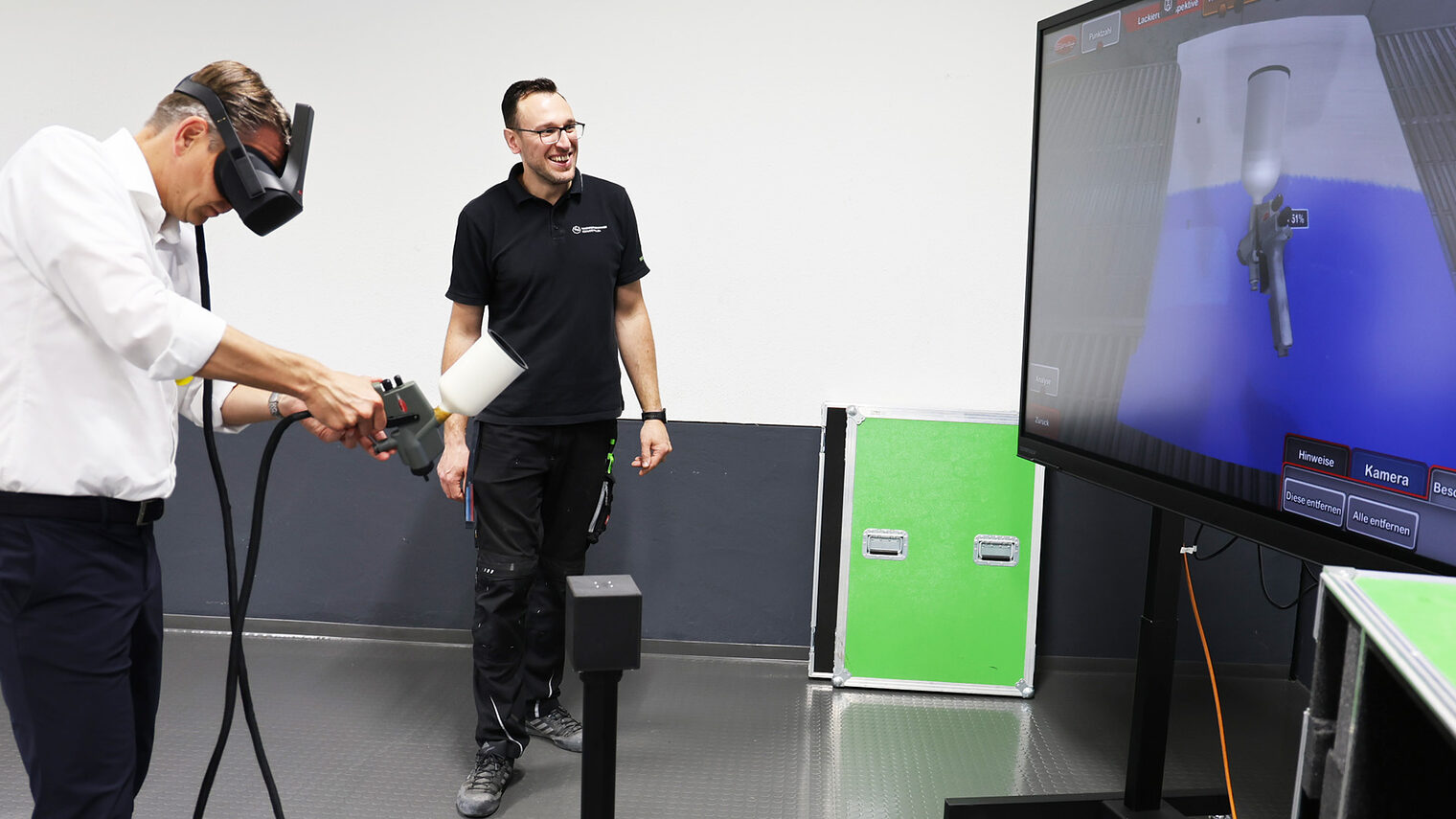 Matthias Kerkhoff MdL am Lackiersimulator.