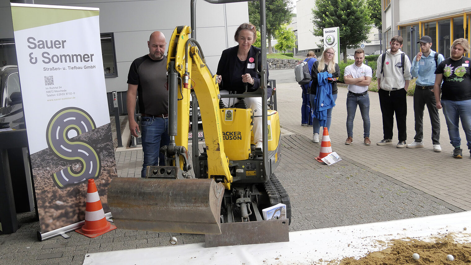 Angela Freimuth MdL bedient einen Bagger.