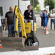 Angela Freimuth MdL bedient einen Bagger.