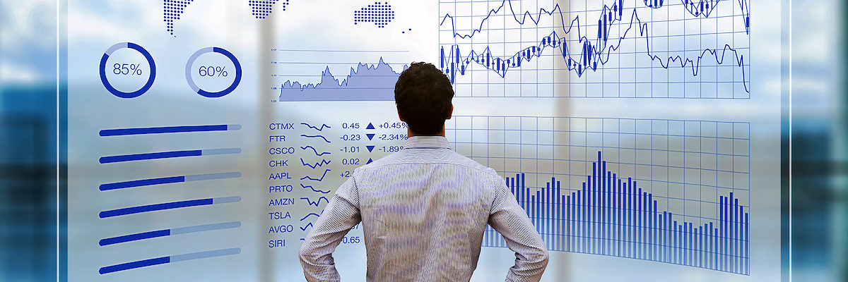 Person using a futuristic head up display (HUD) interface screen with data and key performance indicators (KPI) for business intelligence (BI) analytics, concept about financial dashboard, technology and virtual reality (VR) Schlagwort(e): Computer, Stock Market, Cyberspace, Forecasting, Investment, Surveillance, Diagram, Graph, Hologram, E-Mail, Dashboard, Selling, Buying, Analyzing, Number, Office Building, One Person, Strategy, Connection, Innovation, Progress, Development, Futuristic, Performance, Concepts, Three-dimensional Shape, Ideas, Business, Finance, Technology, Financial Occupation, Office, Stock Exchange, Chart, Internet, Computer Monitor, Data, hud, Business Strategy, Application Software, Head Up Display, Three Dimensional, Digital Viewfinder, Big Data