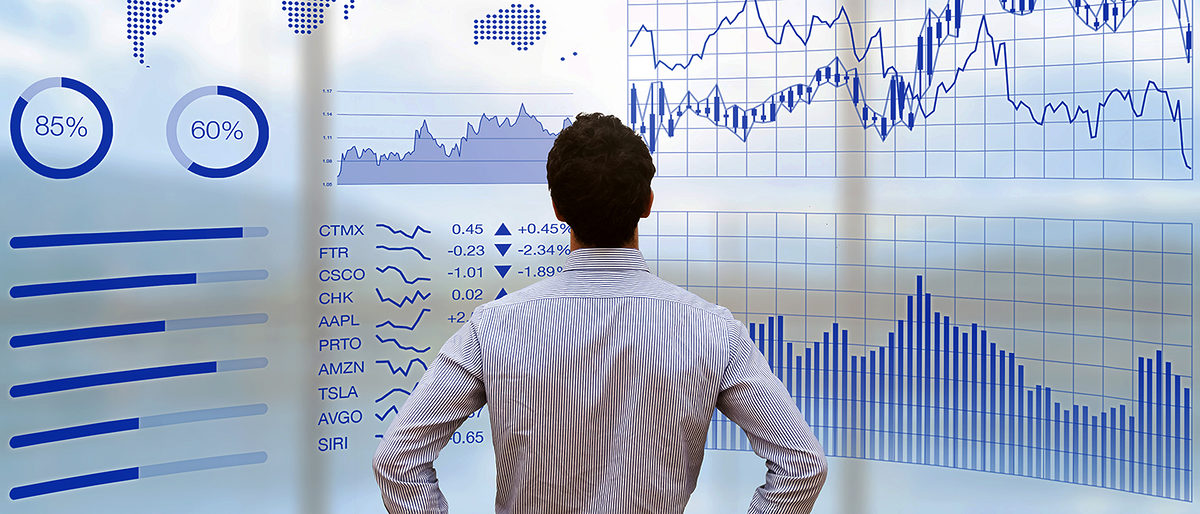 Person using a futuristic head up display (HUD) interface screen with data and key performance indicators (KPI) for business intelligence (BI) analytics, concept about financial dashboard, technology and virtual reality (VR) Schlagwort(e): Computer, Stock Market, Cyberspace, Forecasting, Investment, Surveillance, Diagram, Graph, Hologram, E-Mail, Dashboard, Selling, Buying, Analyzing, Number, Office Building, One Person, Strategy, Connection, Innovation, Progress, Development, Futuristic, Performance, Concepts, Three-dimensional Shape, Ideas, Business, Finance, Technology, Financial Occupation, Office, Stock Exchange, Chart, Internet, Computer Monitor, Data, hud, Business Strategy, Application Software, Head Up Display, Three Dimensional, Digital Viewfinder, Big Data