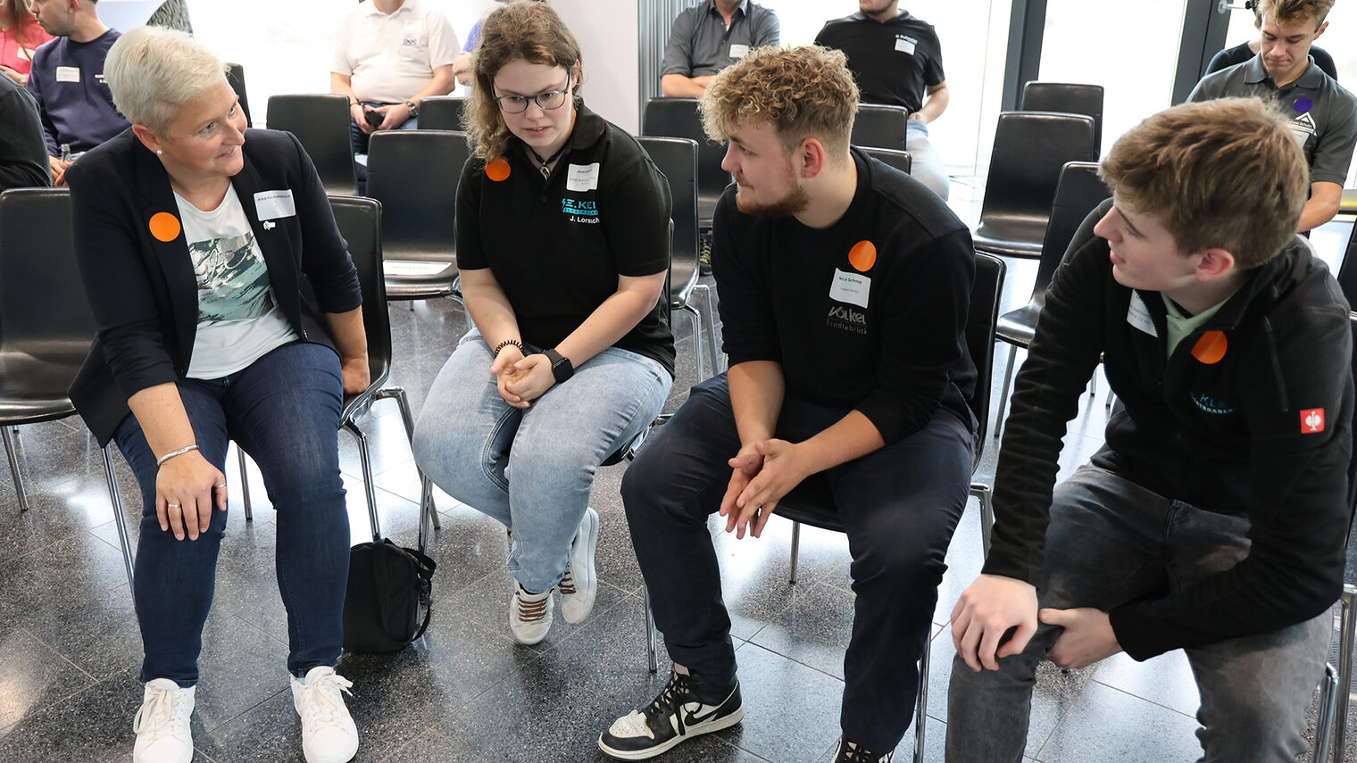 Anke Fuchs-Dreisbach MdL im Gespräch mit Ausbildungsbotschaftern.