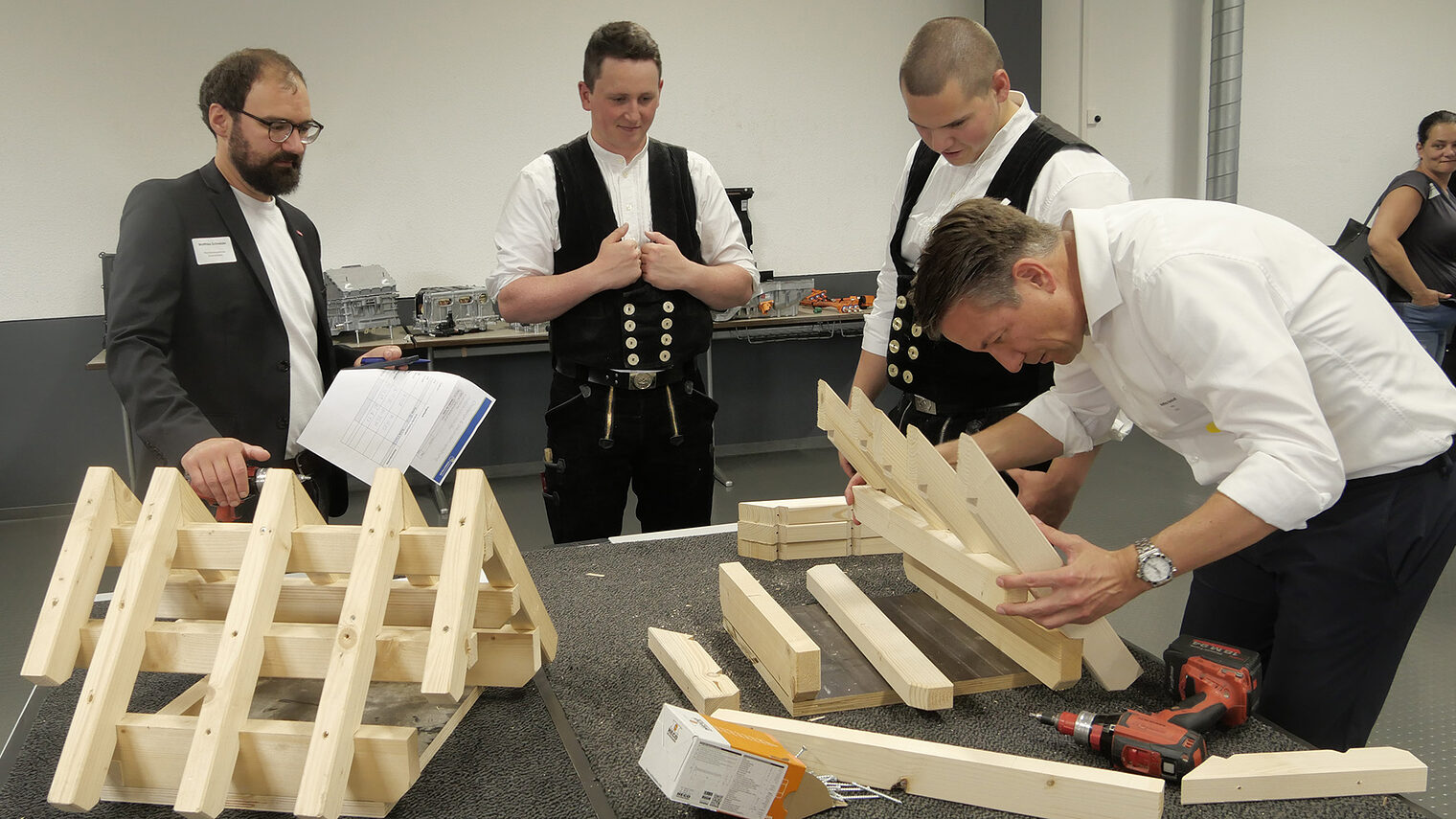 Matthias Kerkhoff MdL baut bei der Handwerks-Challenge ein Vogelhaus. 
