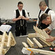Matthias Kerkhoff MdL baut bei der Handwerks-Challenge ein Vogelhaus. 