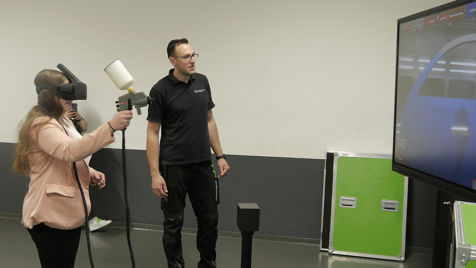 Eine Ausbildungsbotschafterin am Lackiersimulator.