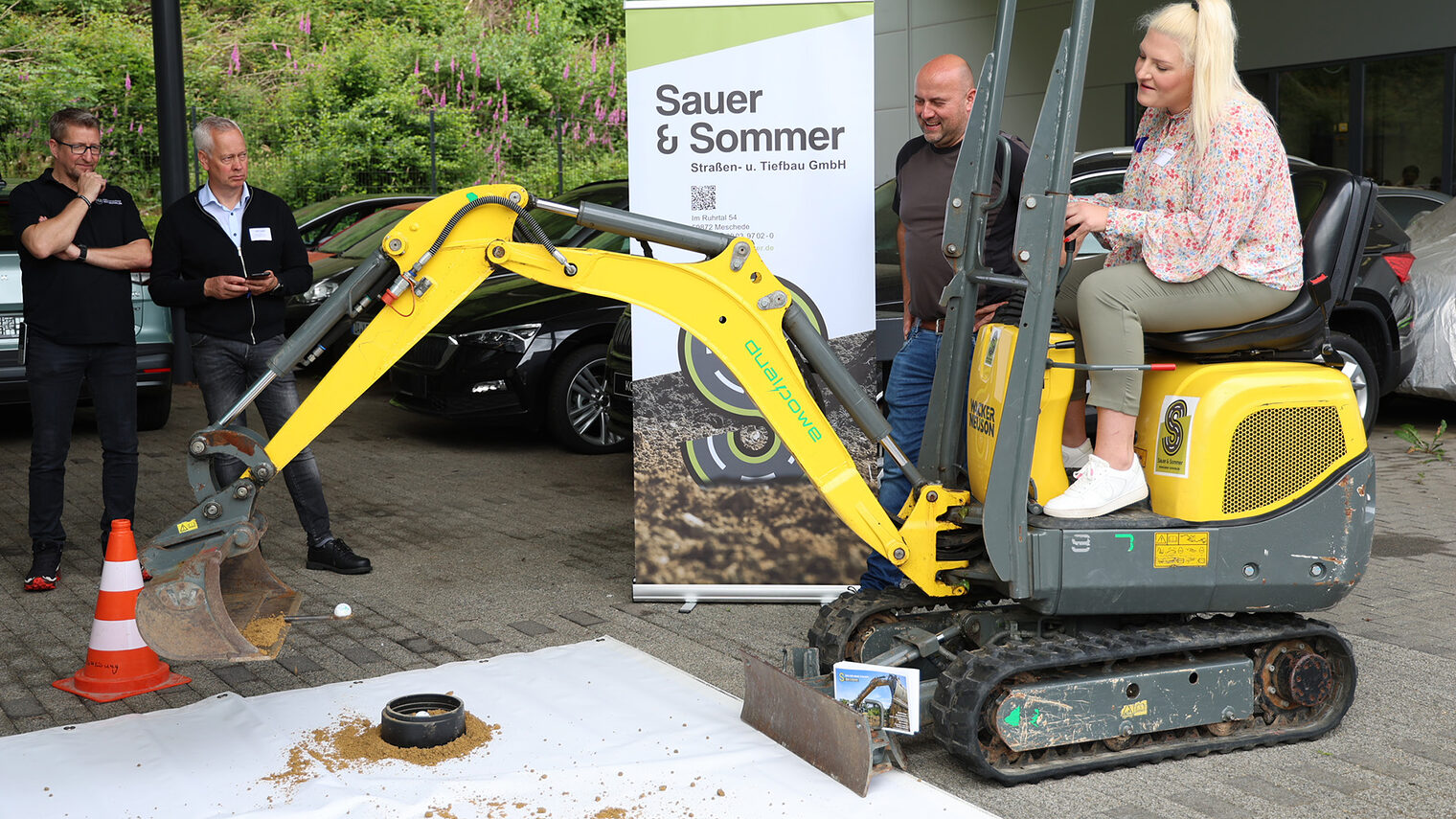 Christin-Marie Stamm MdL bedient einen Bagger.