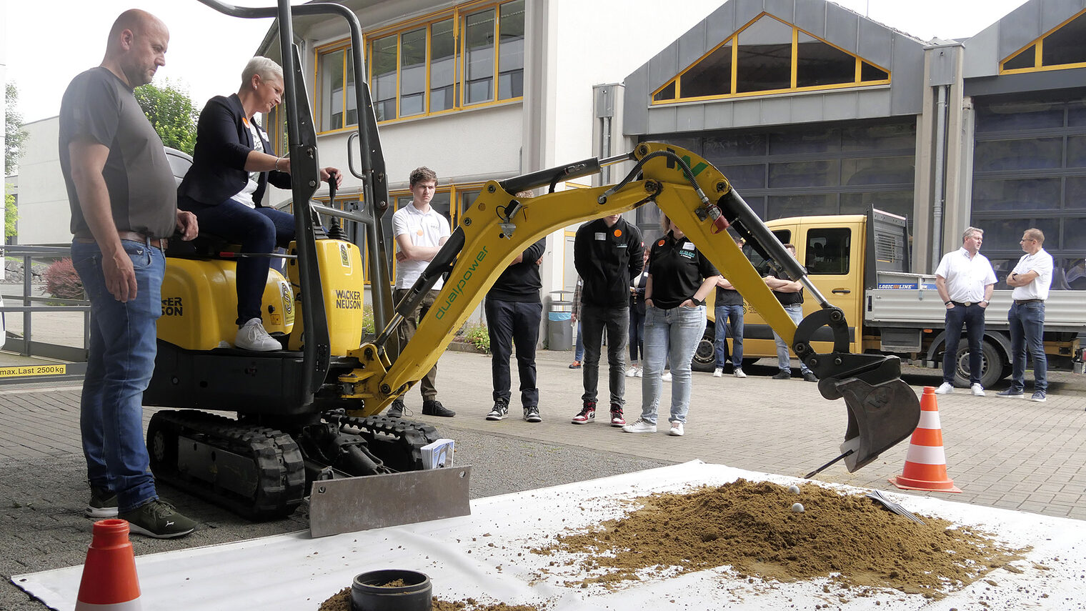 Anke Fuchs-Dreisbach MdL bedient einen Bagger.