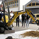 Anke Fuchs-Dreisbach MdL bedient einen Bagger.