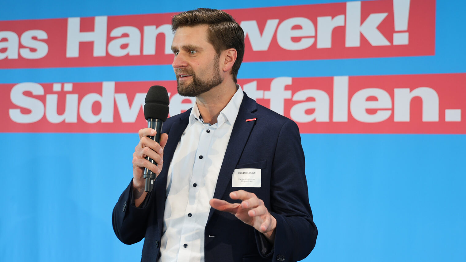 Hauptgeschäftsführer Hendrik Schmitt begrüßt die Teilnehmer. 