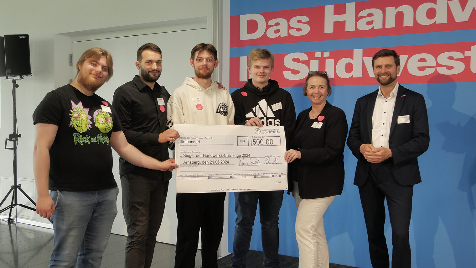Angela Freimuth MdL und Ausbildungsbotschafter erhalten einen Scheck für das Ehrenamt in der Region. 