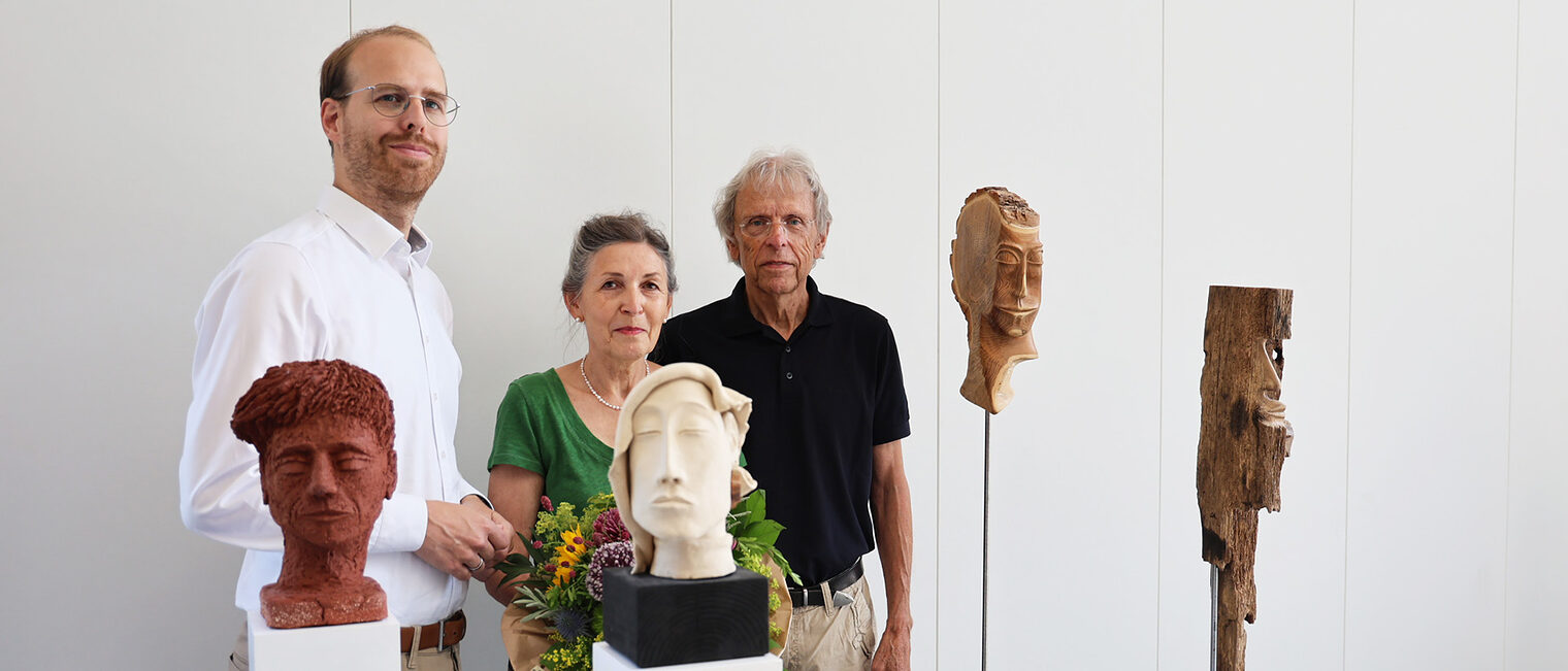 Ausstellung Handwerkskunst aus Südwestfalen in der Handwerkskammer. Ausstellung im Foyer der Handwerkskammer. Fabian Bräutigam, stv. Hauptgeschäftsführer, begrüßt das Künstlerpaar Kohlmeyer.