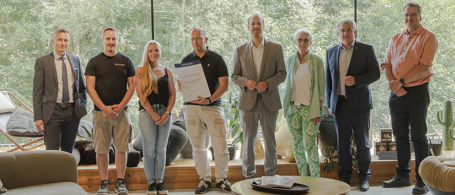Gruppenbild: Überreichung Nominierungsurkunde zum Ausbildungspreis 2024 an zon Eichen aus Kreuztal-Eichen.