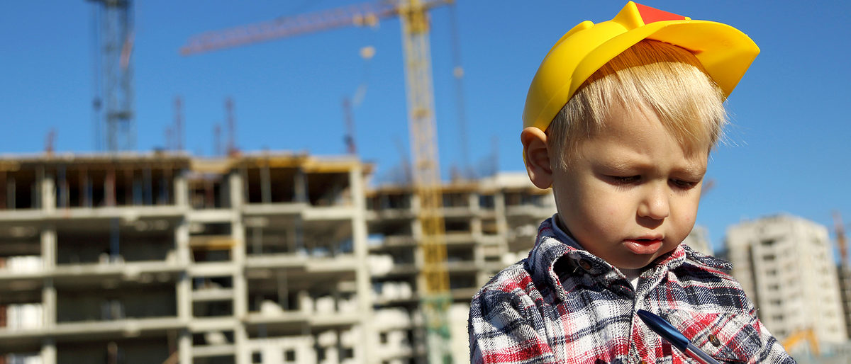 boy foreman at a construction site Schlagwort(e): Construction Machinery, Toddler, Home Ownership, Residential Building, Building Exterior, Boys, Males, Housing Development, Foreman, Young Adult, Child, Writing, Skyscraper, Fun, Construction Site, One Person, Humor, Construction Industry, Childhood, Outdoors, Manual Worker, Manager, People, Apartment, House, Built Structure, Crane - Construction Machinery, Uniform