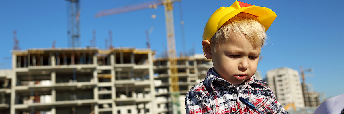 boy foreman at a construction site Schlagwort(e): Construction Machinery, Toddler, Home Ownership, Residential Building, Building Exterior, Boys, Males, Housing Development, Foreman, Young Adult, Child, Writing, Skyscraper, Fun, Construction Site, One Person, Humor, Construction Industry, Childhood, Outdoors, Manual Worker, Manager, People, Apartment, House, Built Structure, Crane - Construction Machinery, Uniform