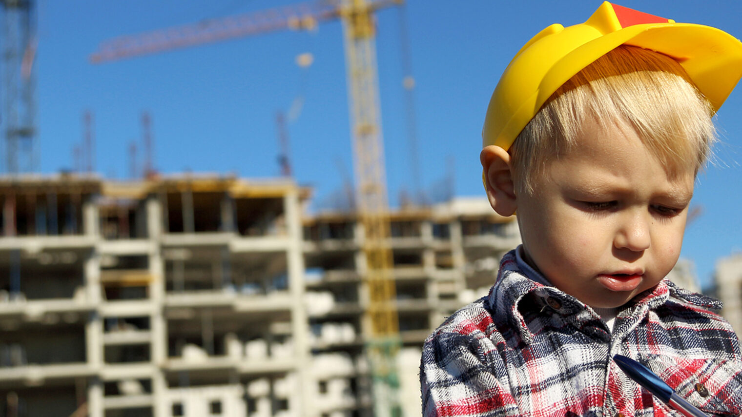 boy foreman at a construction site Schlagwort(e): Construction Machinery, Toddler, Home Ownership, Residential Building, Building Exterior, Boys, Males, Housing Development, Foreman, Young Adult, Child, Writing, Skyscraper, Fun, Construction Site, One Person, Humor, Construction Industry, Childhood, Outdoors, Manual Worker, Manager, People, Apartment, House, Built Structure, Crane - Construction Machinery, Uniform