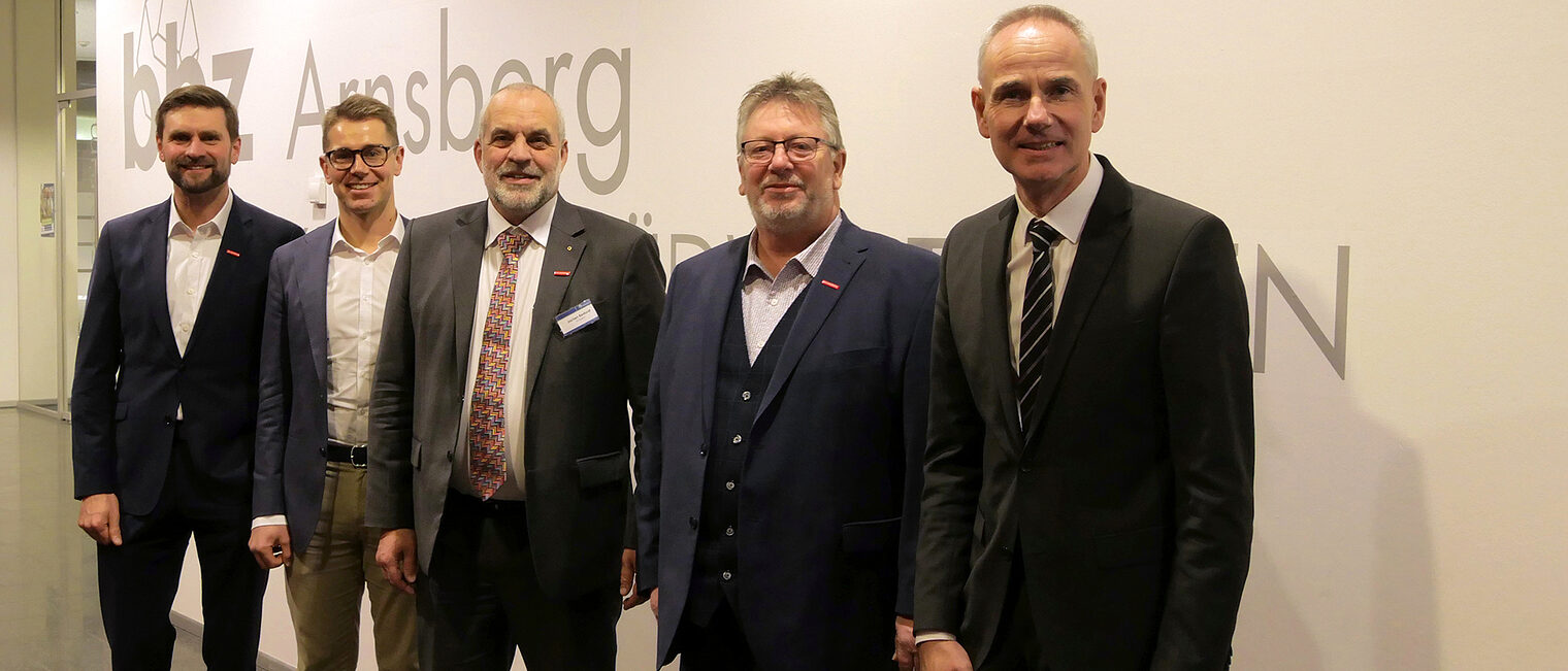 Der wiedergewählte Präsident der HwK Südwestfalen, Jochen Renfordt (Mitte), zusammen mit den Vizepräsidenten Ulrich Hermann (r.) und Michael Neuhaus (2. v. r.) und dem neuen Vorstandsmitglied Marcel Grote (2. v. l.) sowie HwK-Hauptgeschäftsführer Hendrik Schmitt (l.)