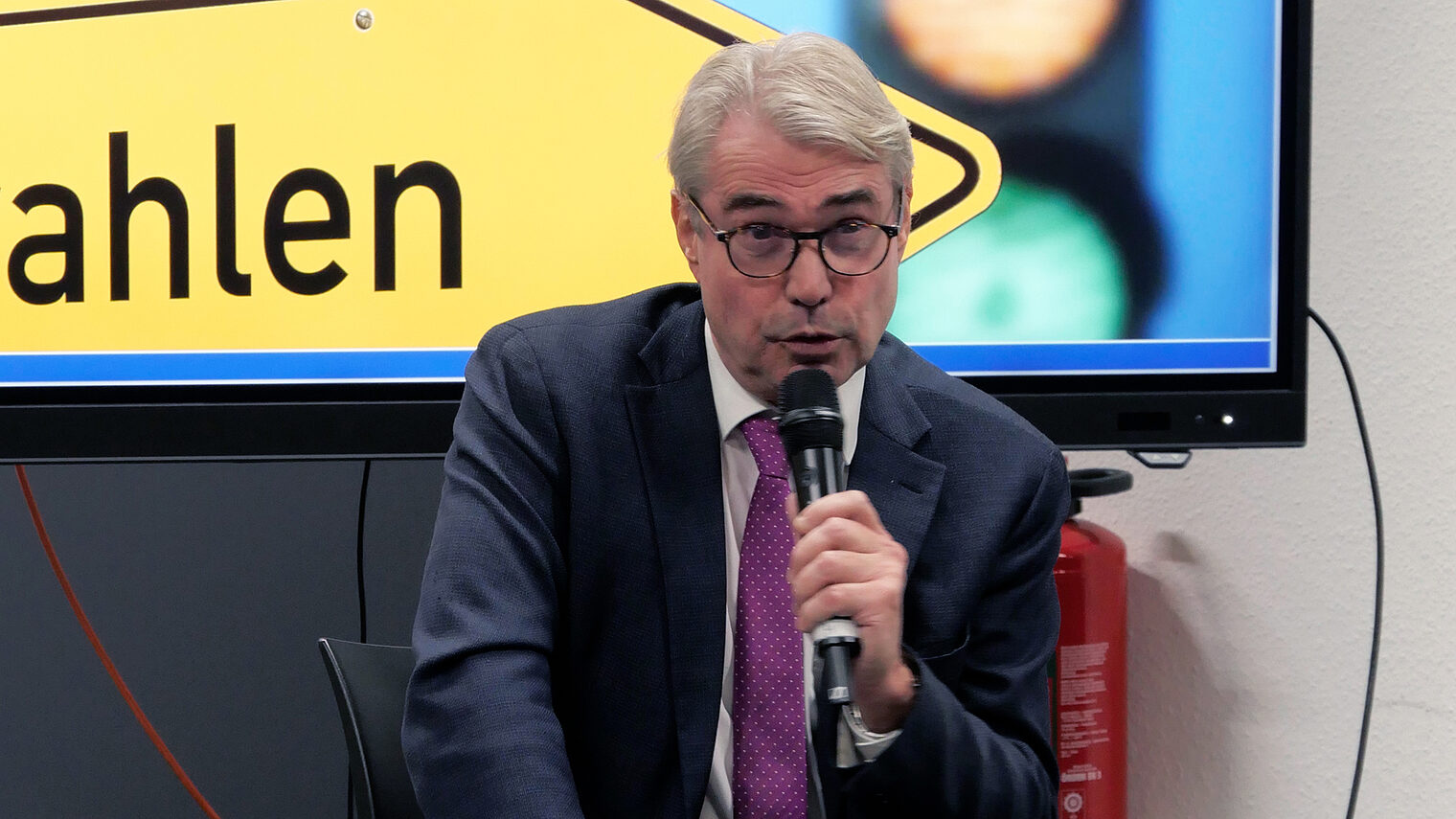 Carl-Julius beim Werkstattgespräch "Handwerk trifft Politik" im bbz Arnsberg.