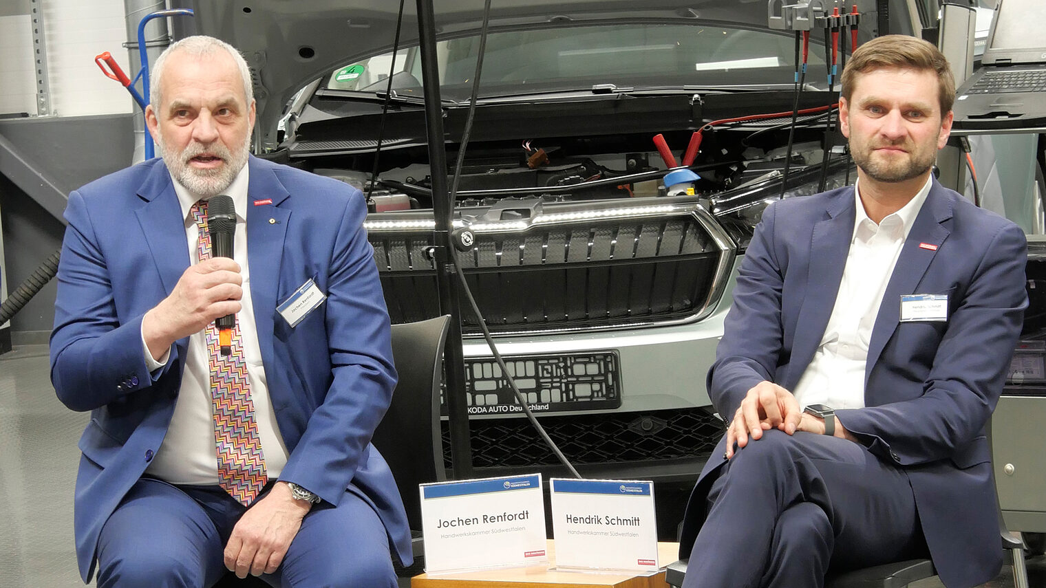Hwk-Präsident Jochen Renfordt und HwK-Hauptgeschäftsführer Hendrik Schmitt beim Werkstattgespräch "Handwerk trifft Politik" im bbz Arnsberg.