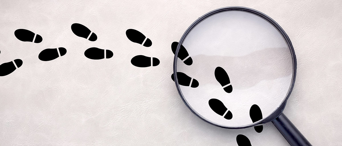 Magnifying glass over footsteps on grey background Schlagwort(e): Vector, Forensic Science, Single Object, Detective, Thief, Criminal, Footprint, Looking, Walking, Following, Suspicion, Large, Discovery, Aspirations, Identity, Exploration, Crime, Reflection, Magnifying Glass, Footpath, Shoe