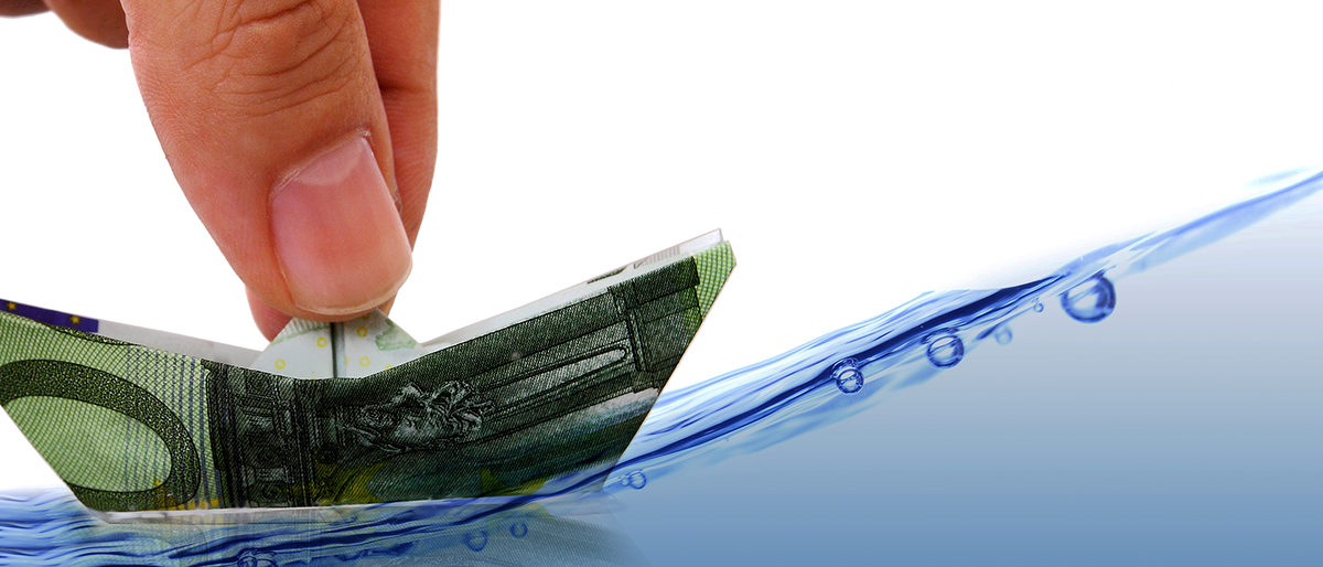 hand is guiding money boat on rough sea Schlagwort(e): Abstract, Assistance, Blue, Business, Businessman, Chance, Concepts, Courage, Currency, Danger, Determination, Euro Symbol, Europe, Explorer, Finance, Floating On Water, Guidance, Help, Holding, In Front Of, Innovation, Investment, Journey, Moving Up, Nautical Vessel, Number 100, Origami, Pioneer, Protection, Risk, Rough, Sailing, Sea, Seascape, Security, Ship, Symbol, Toy, Water, Wave, Waving, against, hundred