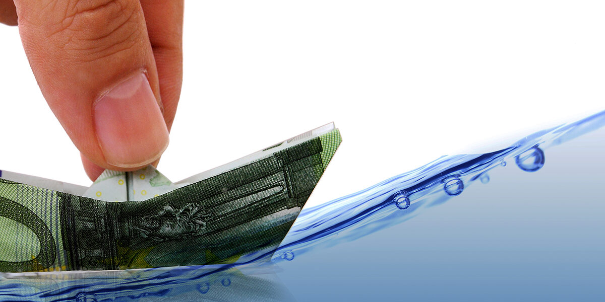 hand is guiding money boat on rough sea Schlagwort(e): Abstract, Assistance, Blue, Business, Businessman, Chance, Concepts, Courage, Currency, Danger, Determination, Euro Symbol, Europe, Explorer, Finance, Floating On Water, Guidance, Help, Holding, In Front Of, Innovation, Investment, Journey, Moving Up, Nautical Vessel, Number 100, Origami, Pioneer, Protection, Risk, Rough, Sailing, Sea, Seascape, Security, Ship, Symbol, Toy, Water, Wave, Waving, against, hundred