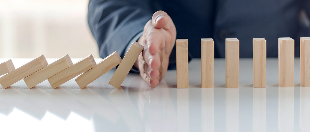 Businessman Stop Domino Effect. Risk Management and Insurance Concept Schlagwort(e): Block, Stop - Single Word, Businessman, Men, Males, Insurance, Facial Expression, Insurance Agent, Domino, Organization, Change, Protection, Action, Leadership, Solution, Failure, Problems, Inconvenience, Deterioration, Connection, Togetherness, Performance, Disaster, Risk, Motion, Concepts, Ideas, Business, Photographic Effects, Human Hand, Manager, intervene, topple, Crisis, Reduction