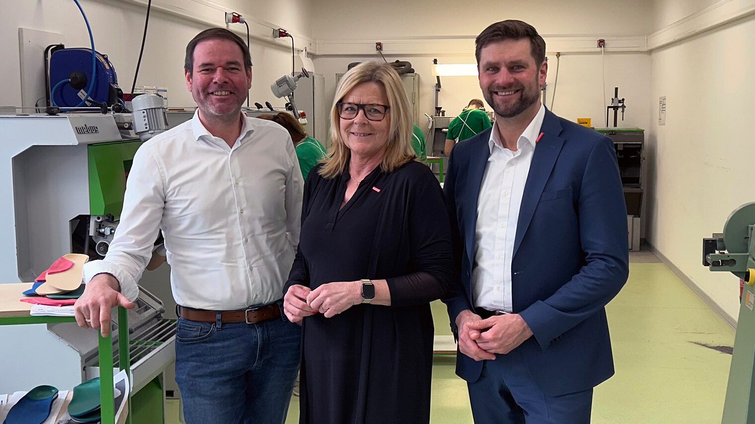 Hendrik Schmitt und Uta Neumeister von der Handwerkskammer Südwestfalen zu Besuch bei Orthopädie Koch in Olpe.