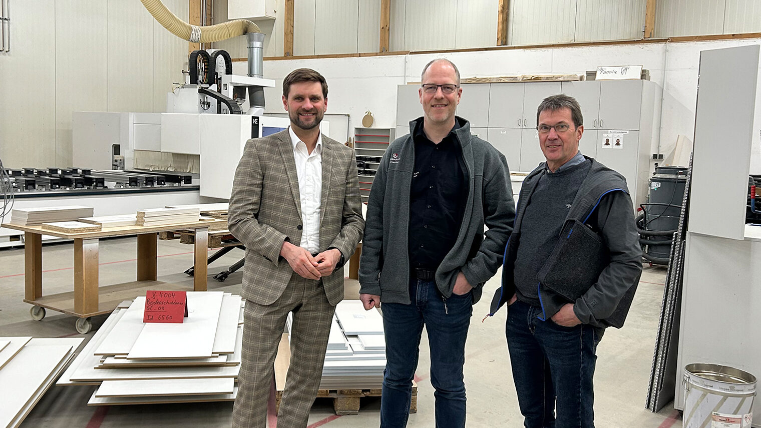 Die Handwerkskammer Südwestfalen und die Tischler-Innung Hochsauerland zu Besuch bei Innenausbau Biermann in Schmallenberg.