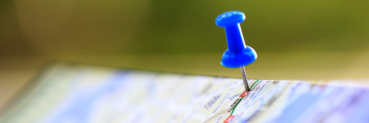 Travel concept with blue pushpin on a tourist map Schlagwort(e): road-map