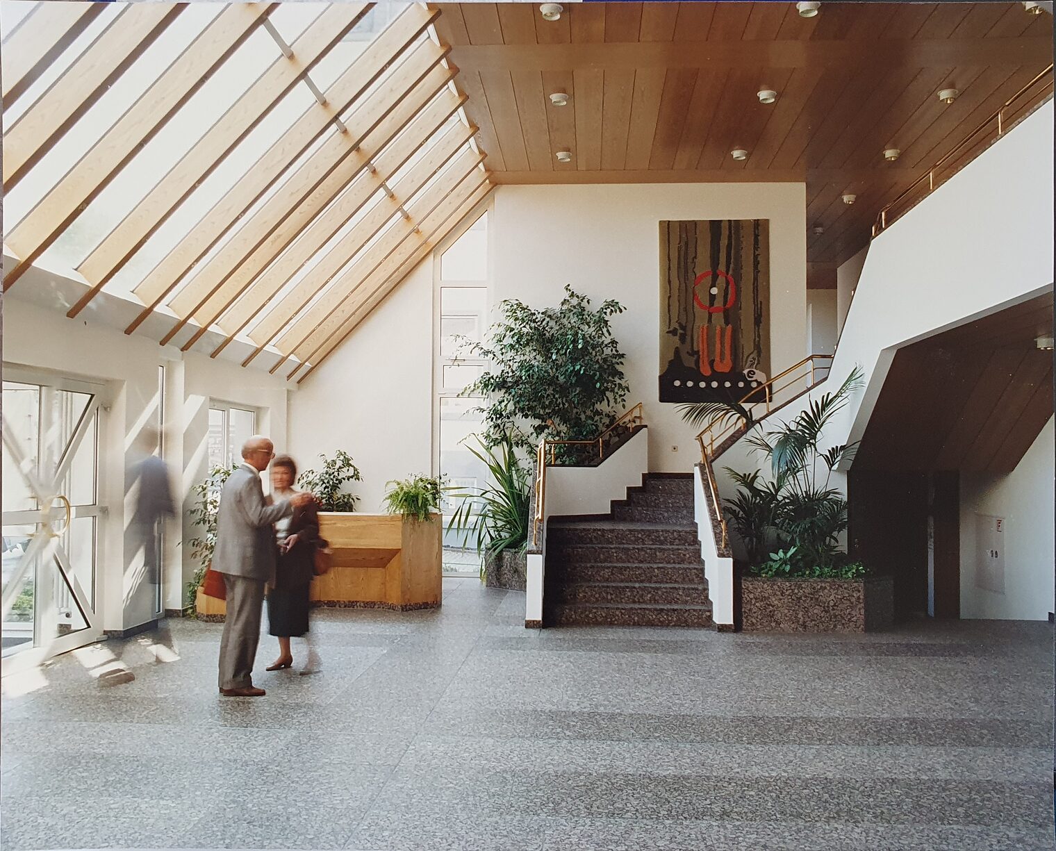 Das Foyer der Handwerkskammer Arnsberg am Brückenplatz nach Eröffnung des Neubaus 1987.