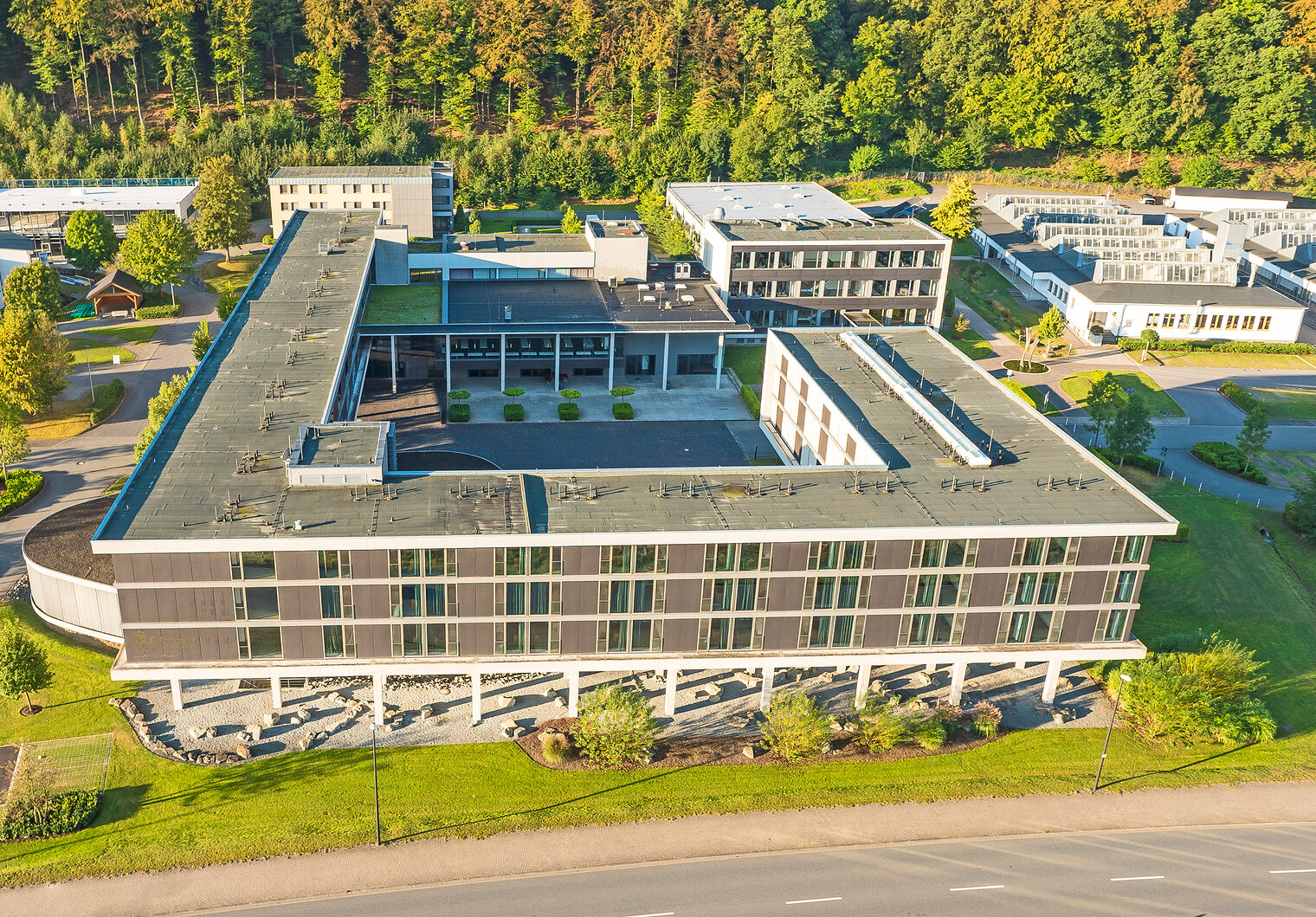 Eine Luftansicht des bbz Arnsberg. Im Vordergrund ist das 2007 fertiggestellte Internat zu sehen.