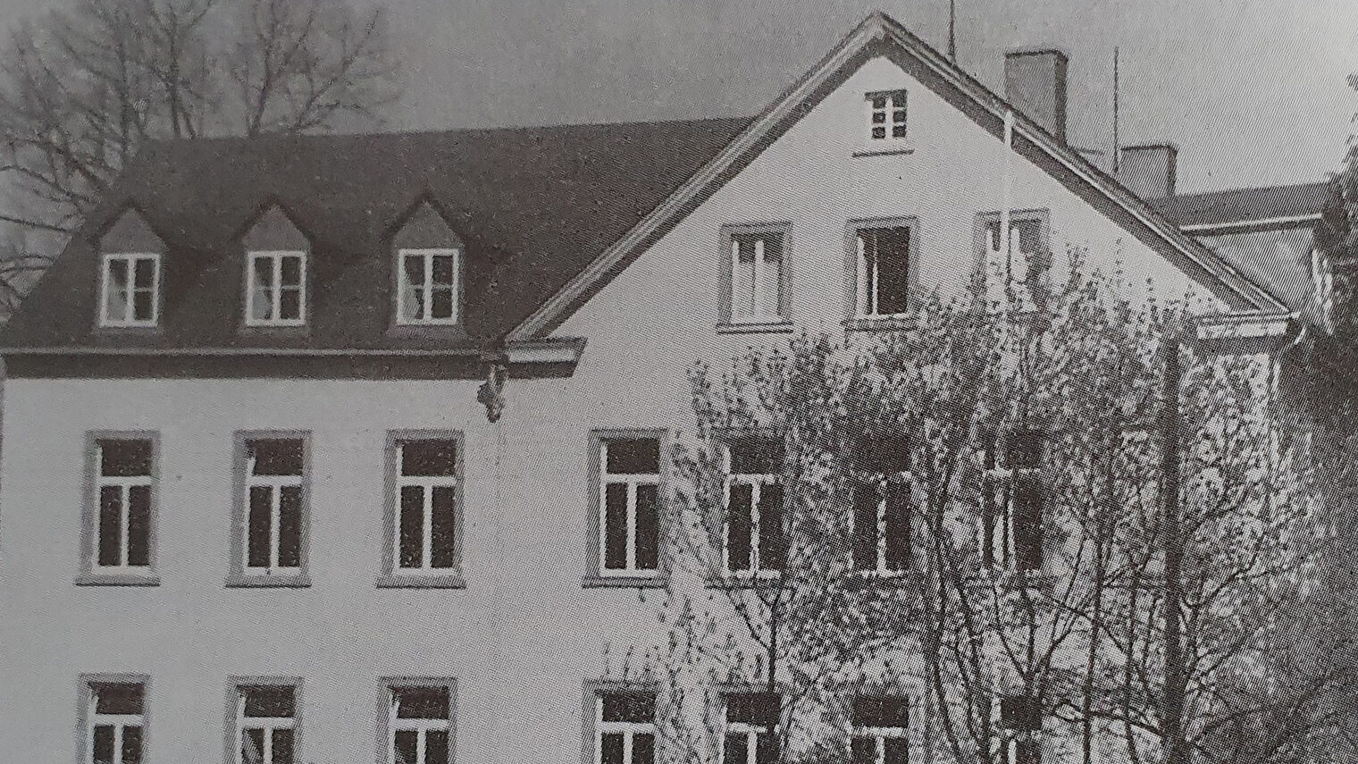 Ein schwarz-weißes Foto des Verwaltungsgebäude der Handwerkskammer Südwestfalen nach der Aufstockung des Seitenflügels 1952.