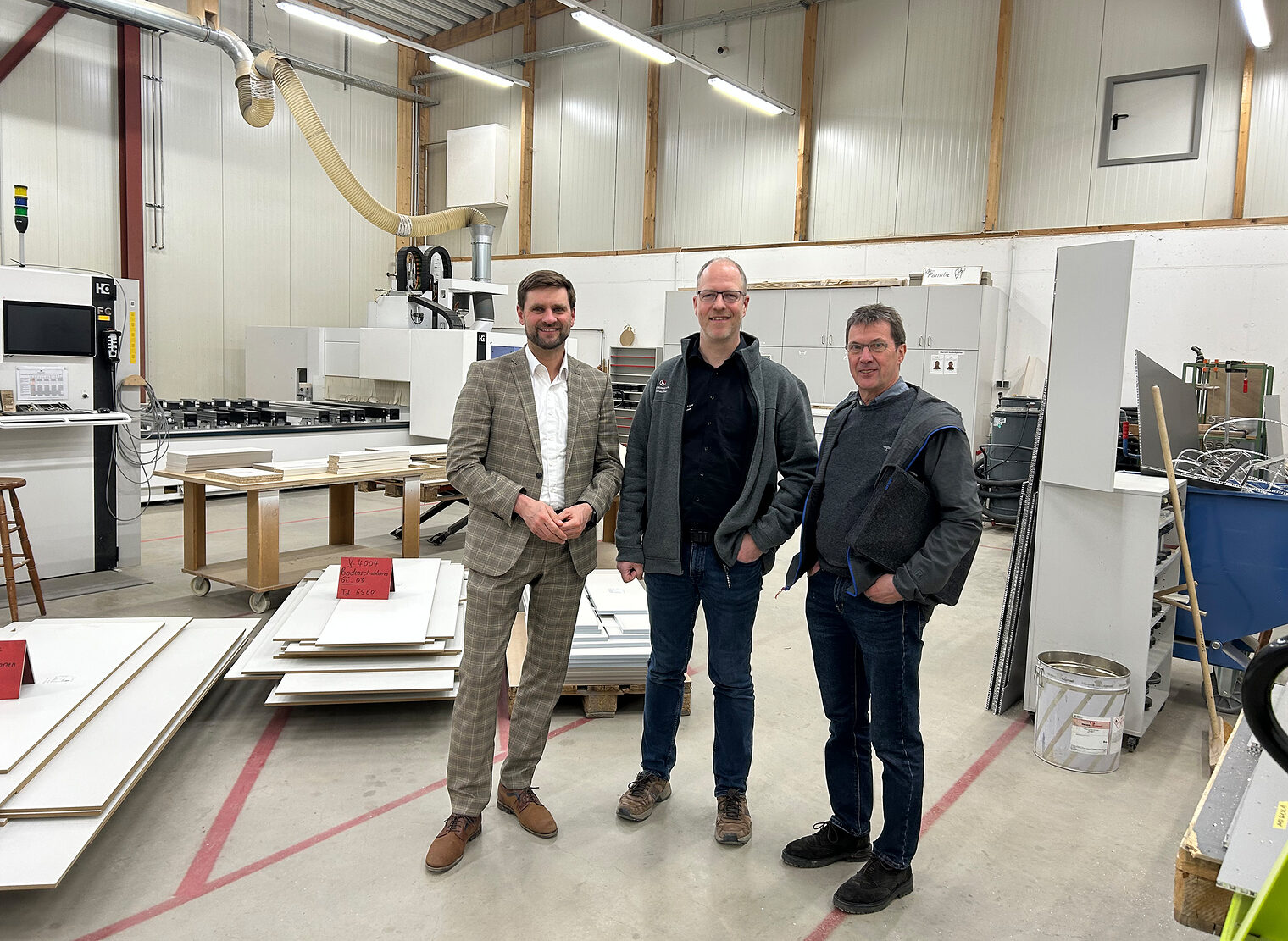 Hendrik Schmitt, Hauptgeschäftsführer der Handwerkskammer Südwestfalen, beim Besuch des Betriebs Innenausbau Biermann.