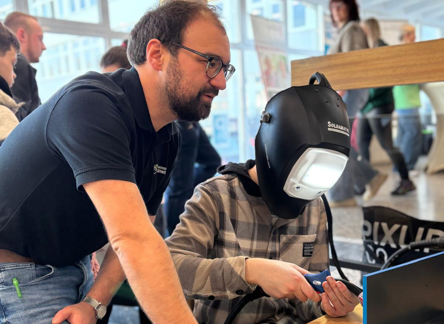 Ein Berater aus dem Team Fachkräftesicherung der Handwerkskammer Südwestfalen arbeitet mit einem Schüler an einem Projekt.