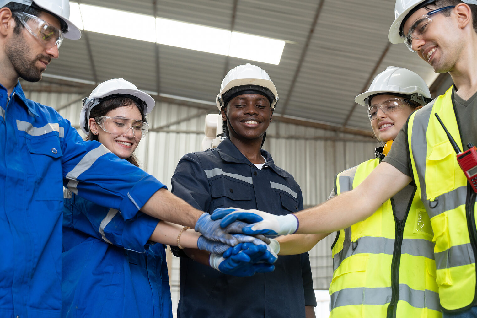 Eine Gruppe von Handwerkerinnen und Handwerkern aus unterschiedlichen Ländern.