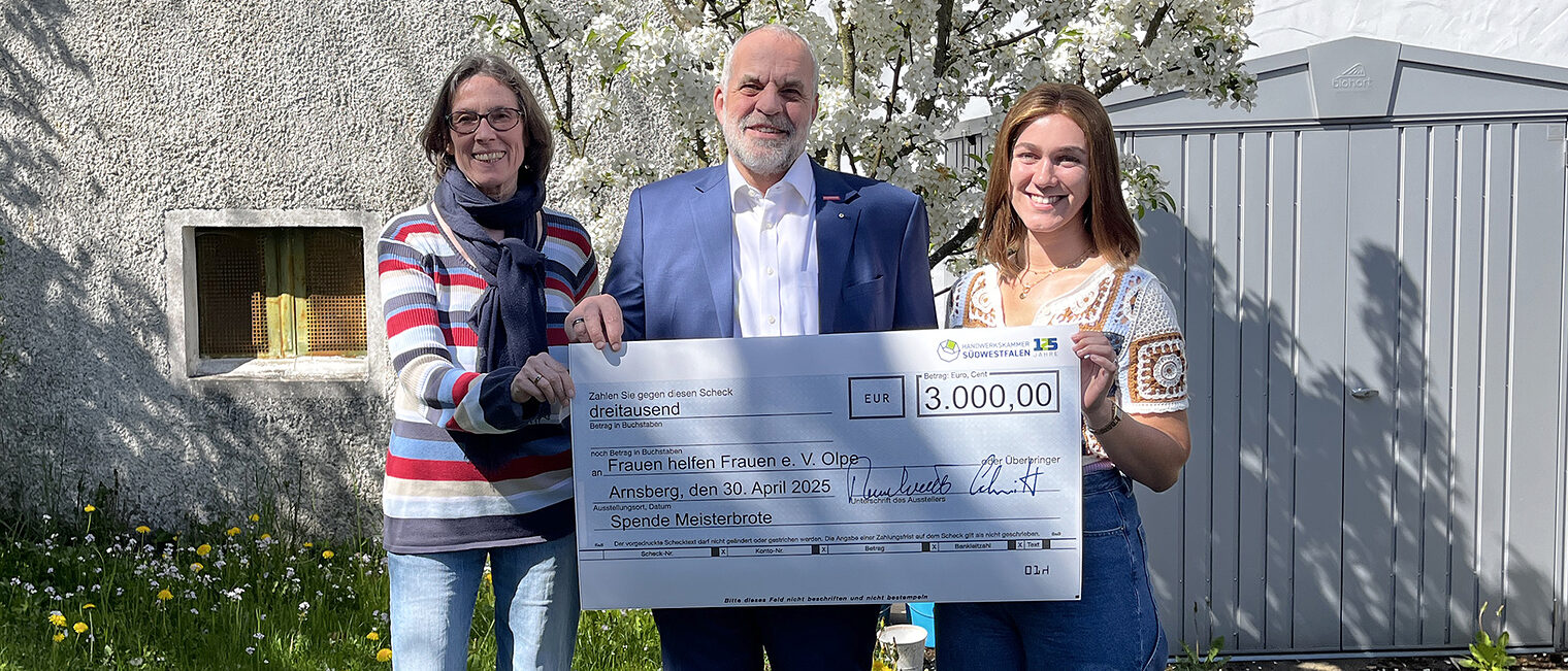 Handwerkspräsident Jochen Renfordt überreicht den Spendenscheck an Anette Pfeifer und Vanessa Dorn von Frauen helfen Frauen.