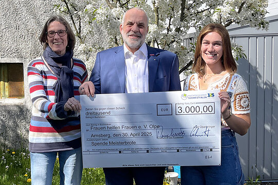Handwerkspräsident Jochen Renfordt überreicht den Spendenscheck an Anette Pfeifer und Vanessa Dorn von Frauen helfen Frauen.
