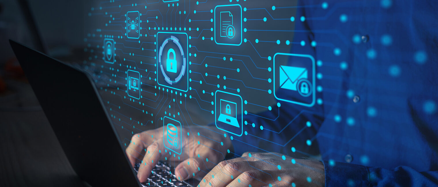 Ein Mann arbeitet an einem Laptop. IT-Sicherheit