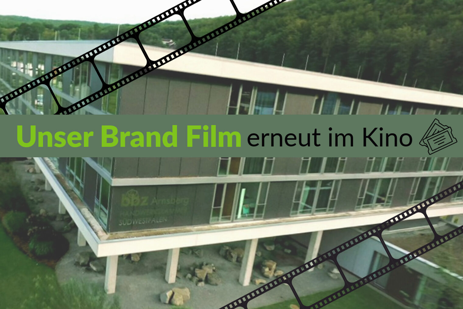 Eine Luftaufnahme des bbz Arnsberg mit der Aufschrift: "Unser Brand Film erneut im Kino".