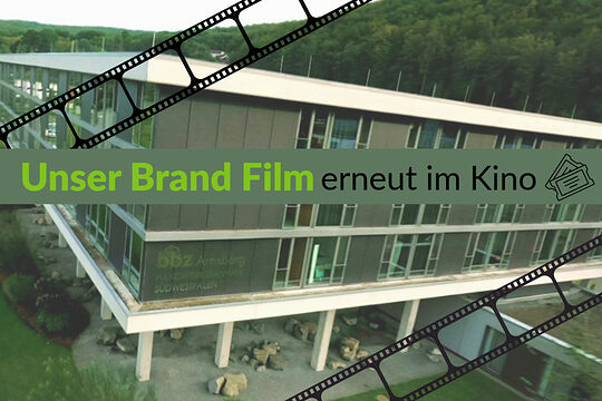 Eine Luftaufnahme des bbz Arnsberg mit der Aufschrift: "Unser Brand Film erneut im Kino".