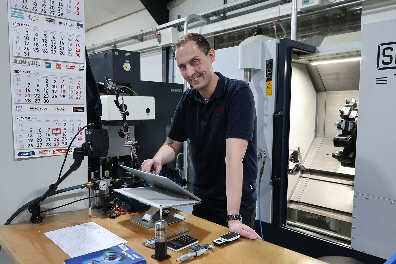 Zerspanungsmechaniker Dominic Haarhoff, der trotz eine Seheinschränkung seinen Weg im Handwerk erfolgreich geht. 