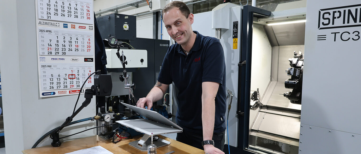 Dominic Haarhoff Zerspanungsmechaniker Dominic Haarhoff, der trotz eine Seheinschränkung seinen Weg im Handwerk erfolgreich geht.