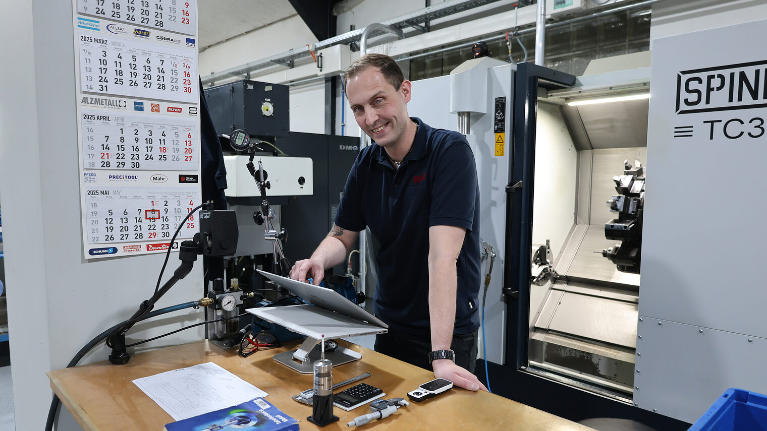 Zerspanungsmechaniker Dominic Haarhoff, der trotz eine Seheinschränkung seinen Weg im Handwerk erfolgreich geht. 